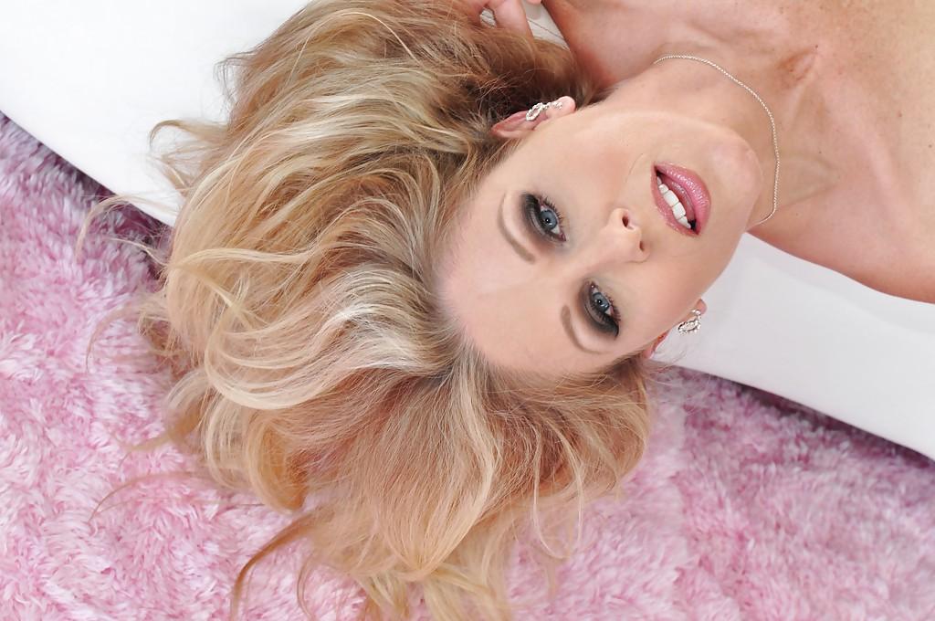 16P Tempting MILF Julia Ann slowly uncovering her gorgeous curves