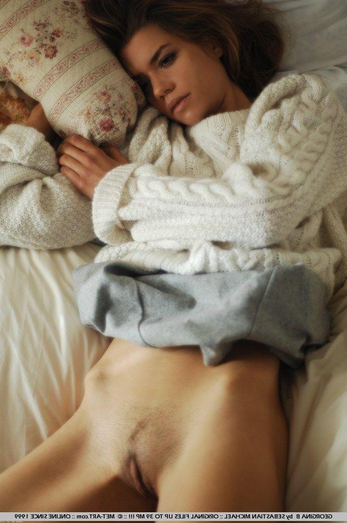 18P Pictures of Georgina B waiting for you in bed