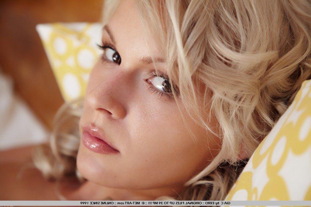 18P Pictures of teen hottie Gia C nude and spreading