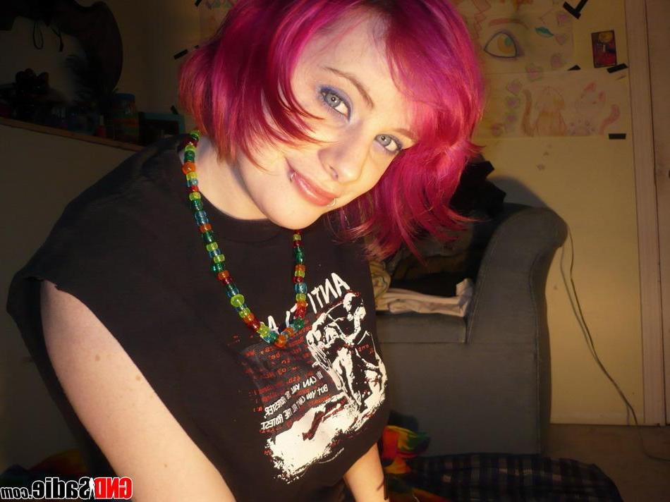 15P Pictures of teen model GND Sadie getting all naked for you
