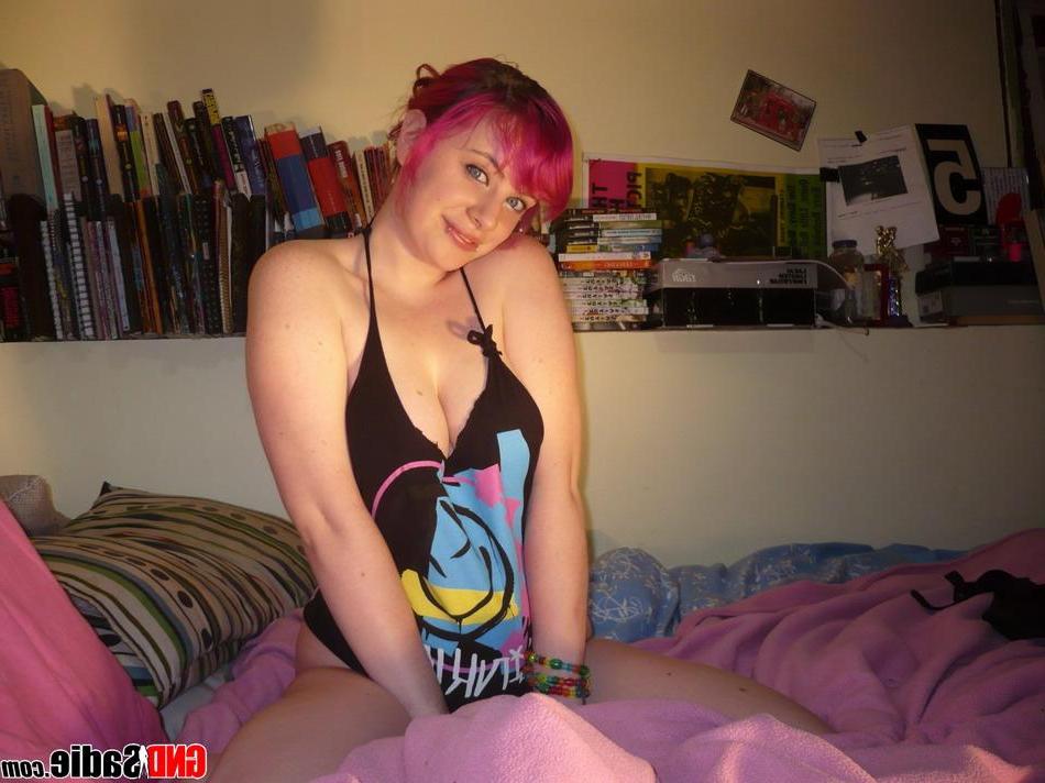 16P Pictures of GND Sadie showing off her tits