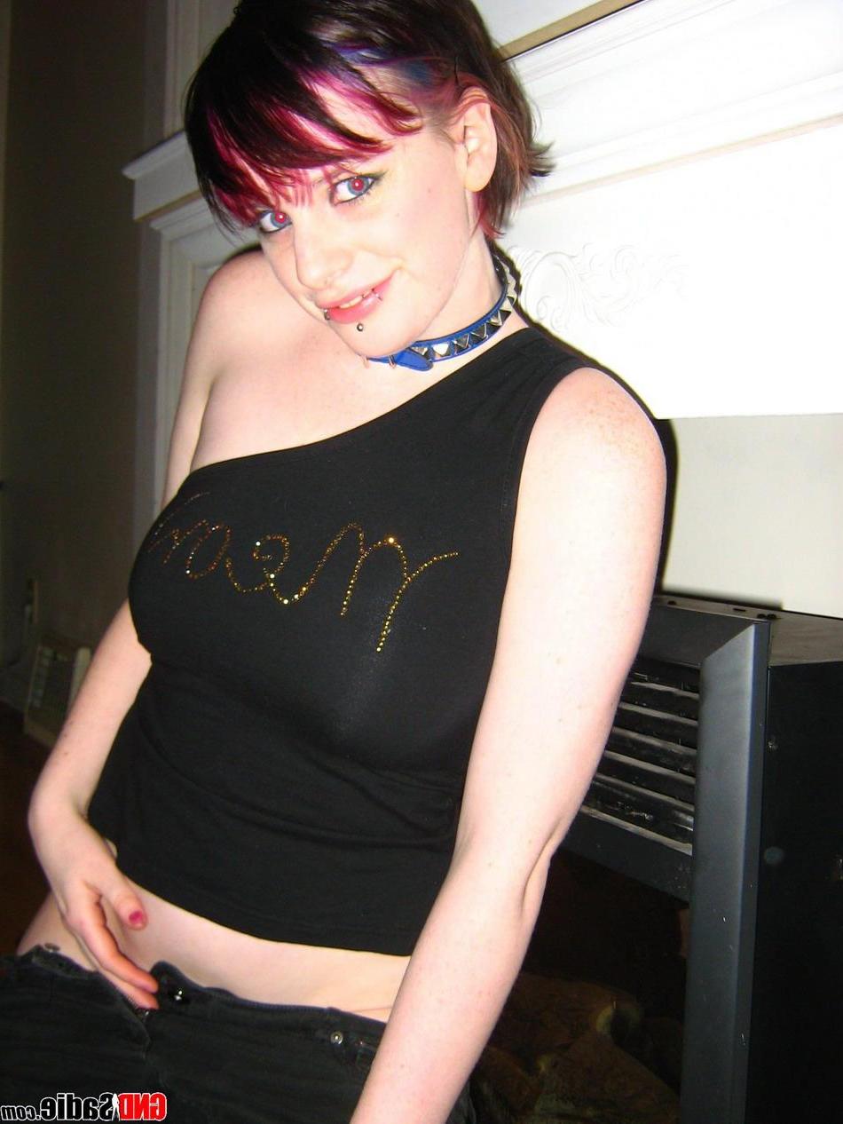 16P Pictures of teen hottie GND Sadie strutting around at home