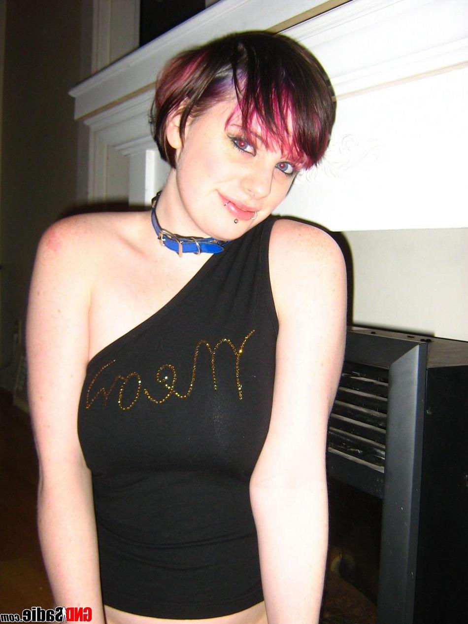 16P Pictures of teen hottie GND Sadie strutting around at home
