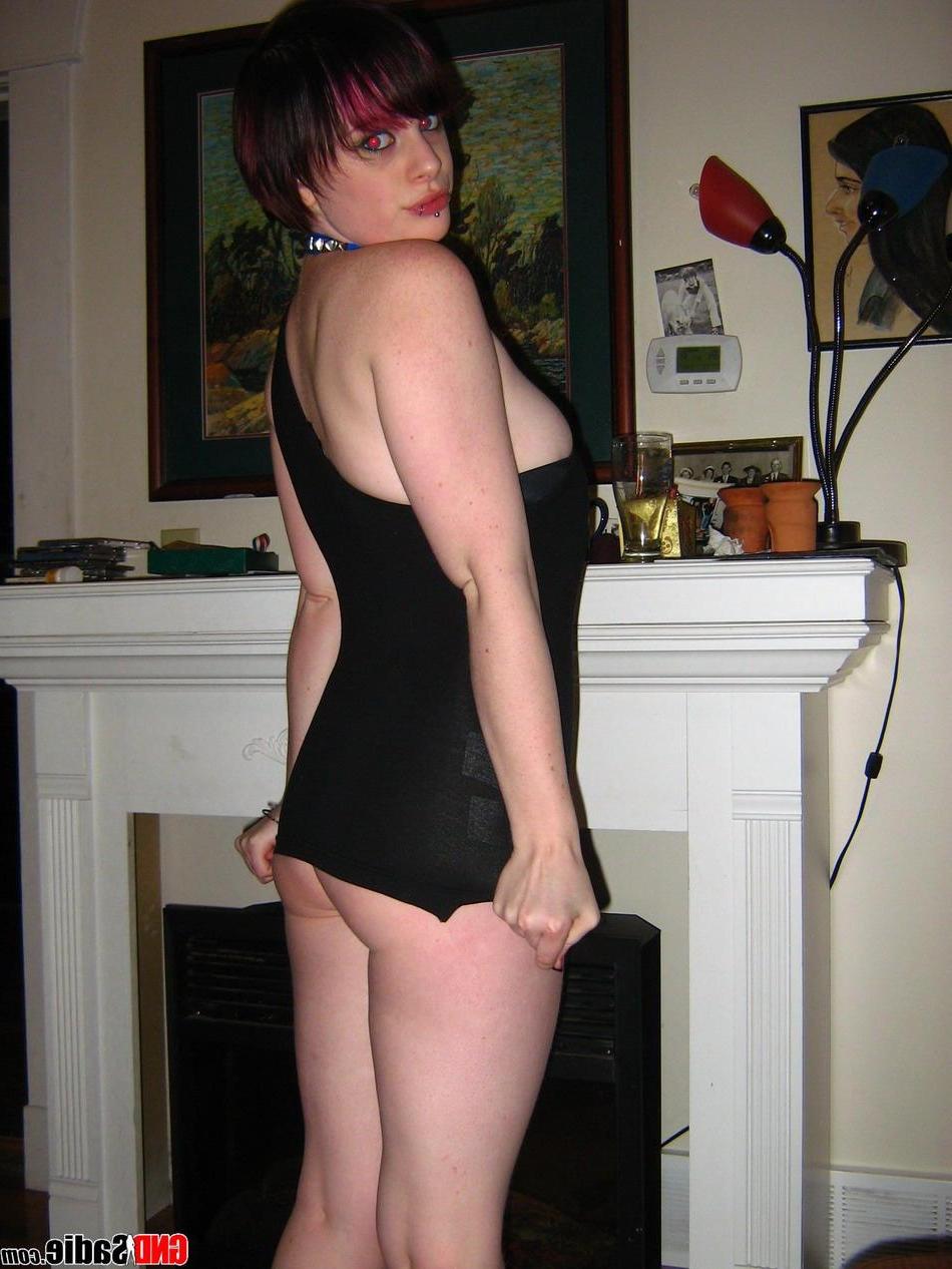 16P Pictures of teen hottie GND Sadie strutting around at home