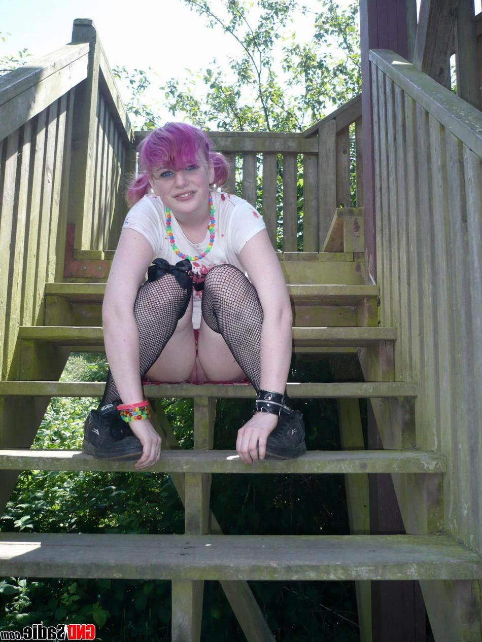 16P Pictures of gothic schoolgirl GND Sadie getting naked for you