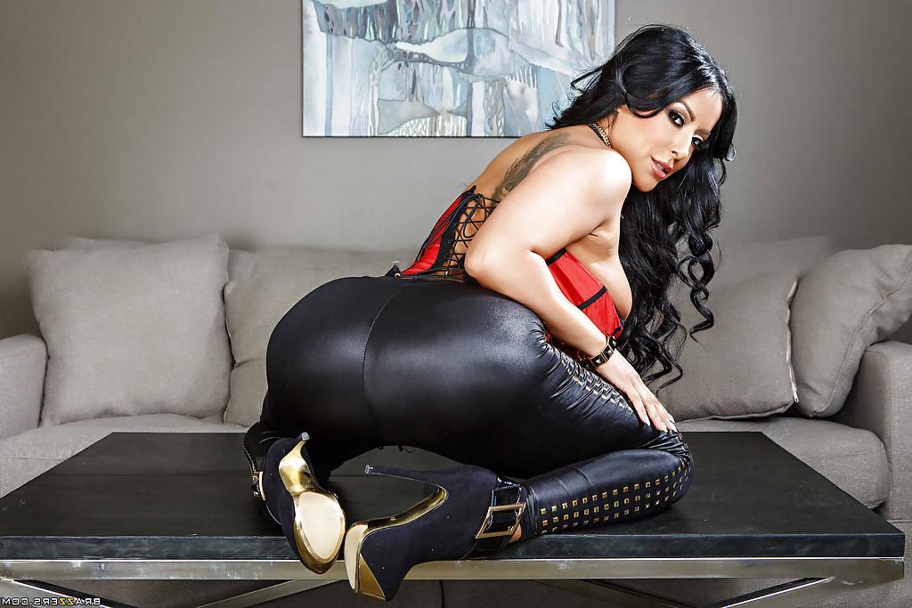 16P Brunette slut Kiara Mia is revealing her tight ass in latex pants