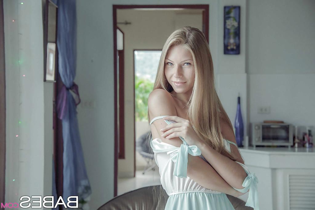 16P Das heiße blonde Model Angelica entblößt schöne Titten und spreizt die Schamlippen