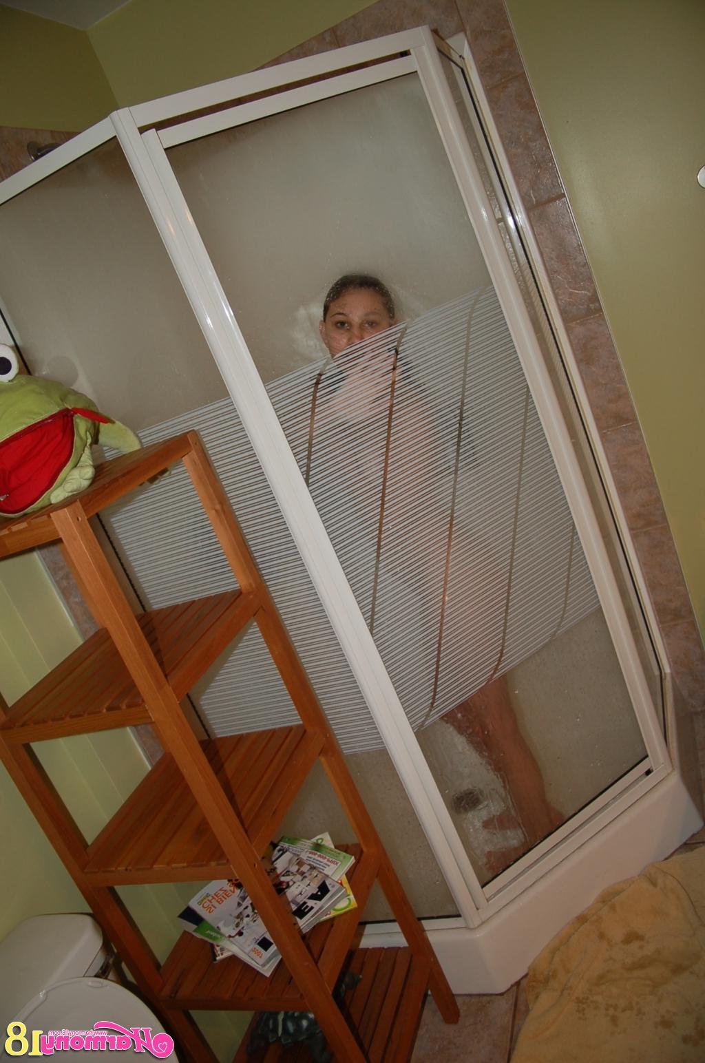 16P Pictures of Harmony 18 taking her morning shower