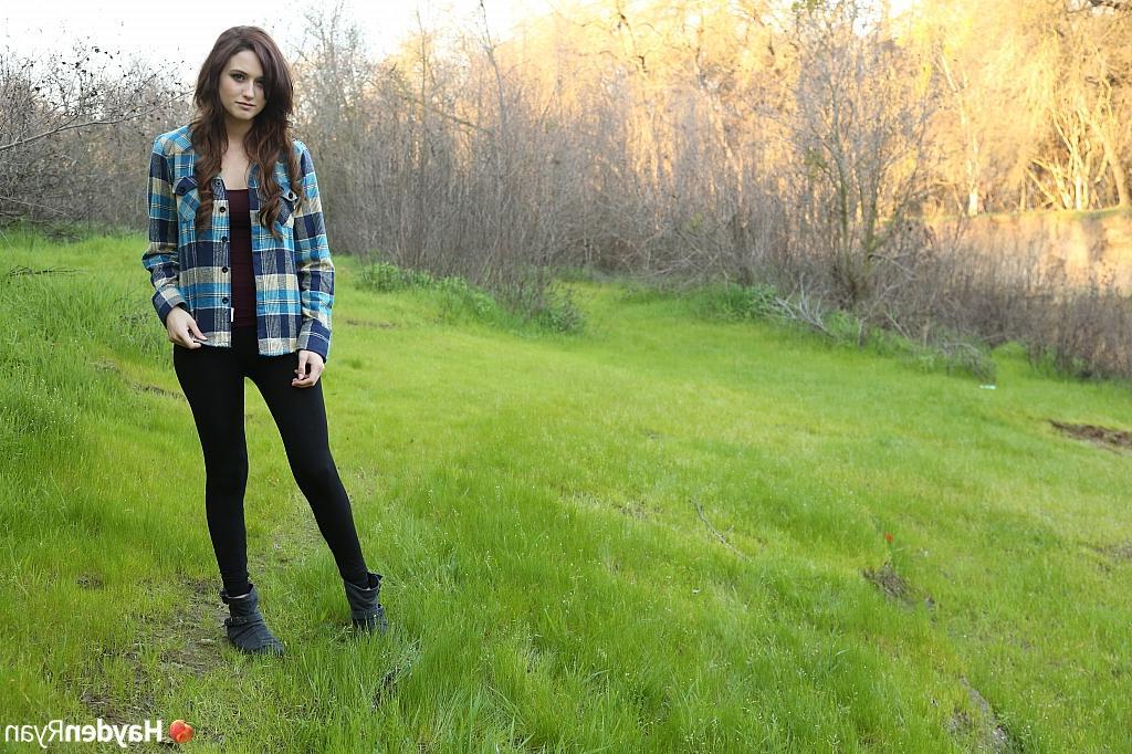 15P Pictures of Hayden Ryan looking sexy in nature!
