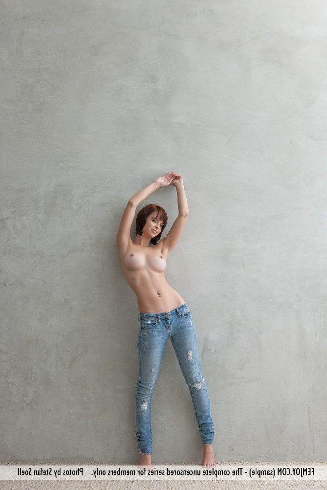 12P Pictures of a cute and fuckable teen girl naked for you