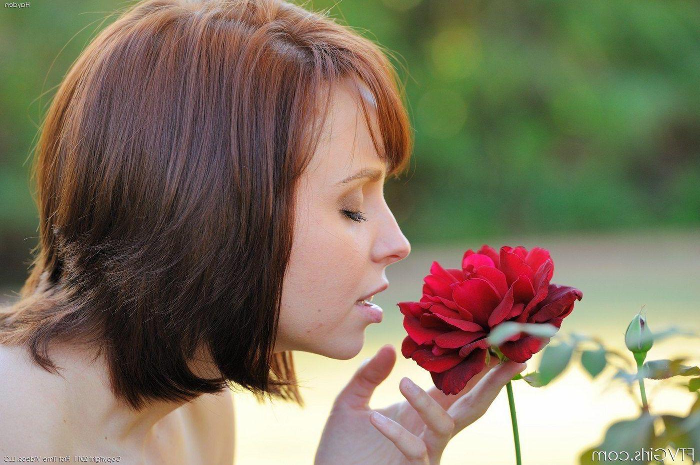 15P Pictures of redhead teen Hayden getting naked for you