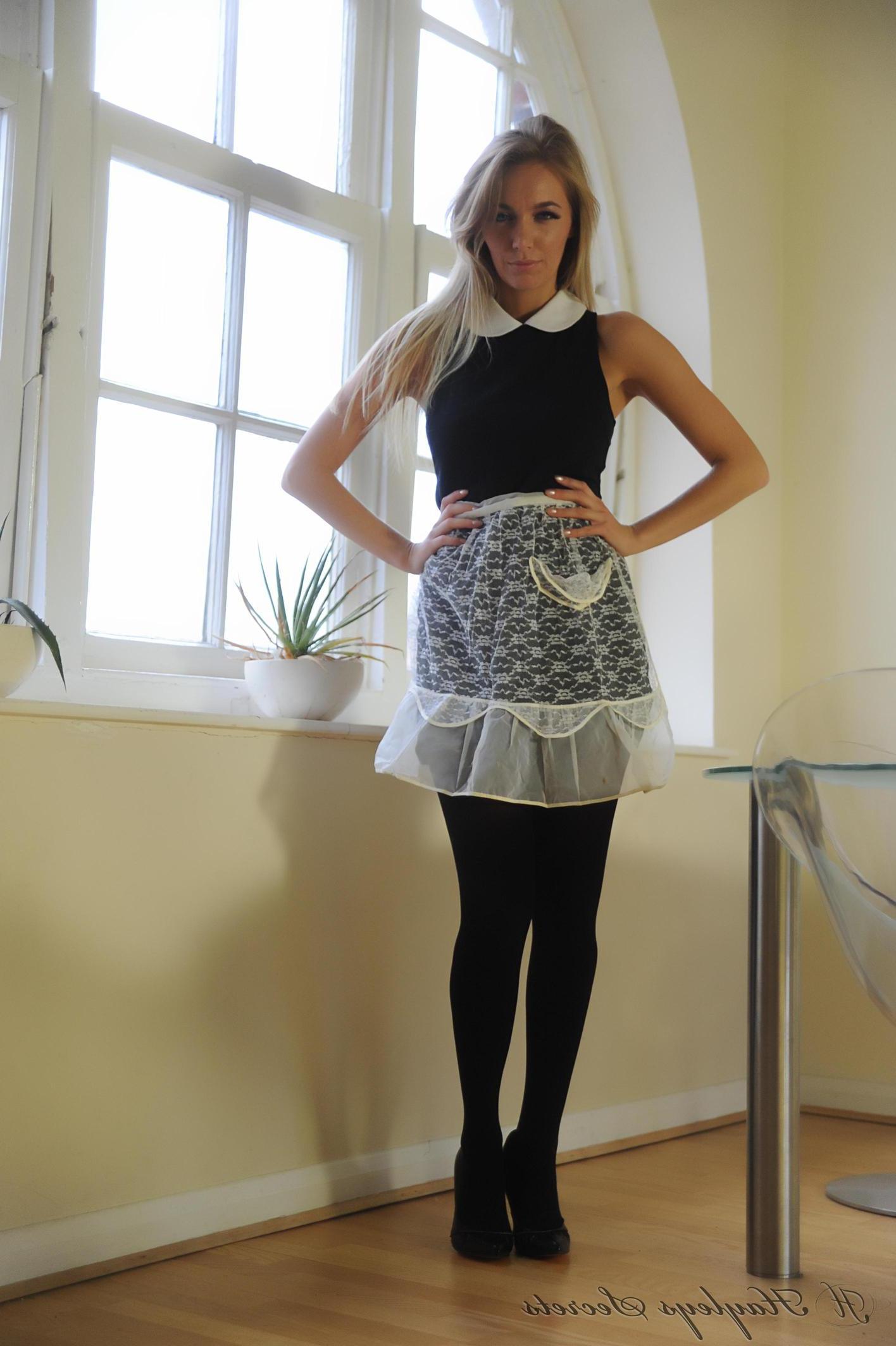 12P Pictures of Hayley Marie being your sexy waitress