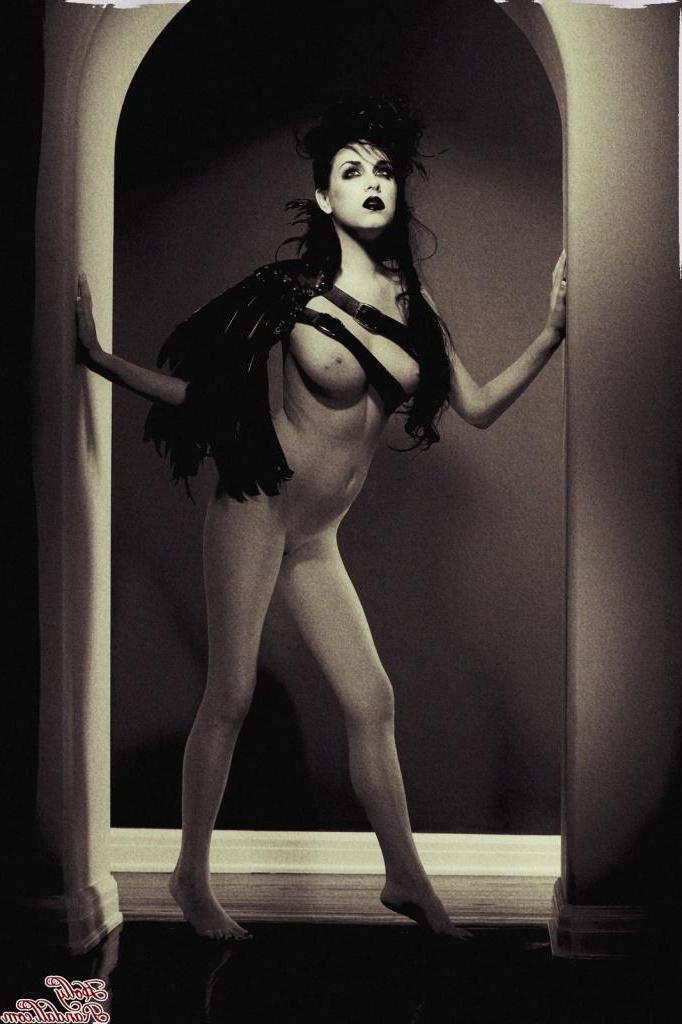 15P Gothic pinup model Heather Joy wishes you a frighteningly sexy Halloween