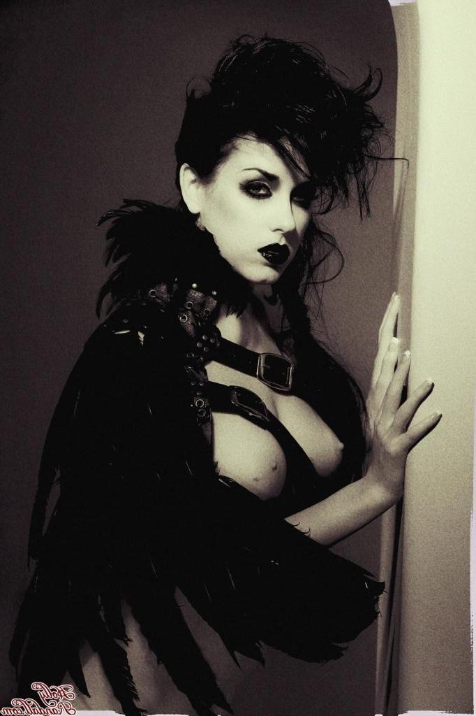 15P Gothic pinup model Heather Joy wishes you a frighteningly sexy Halloween