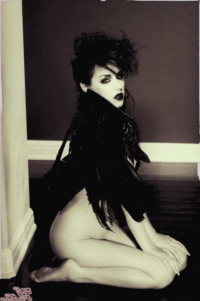 15P Gothic pinup model Heather Joy wishes you a frighteningly sexy Halloween