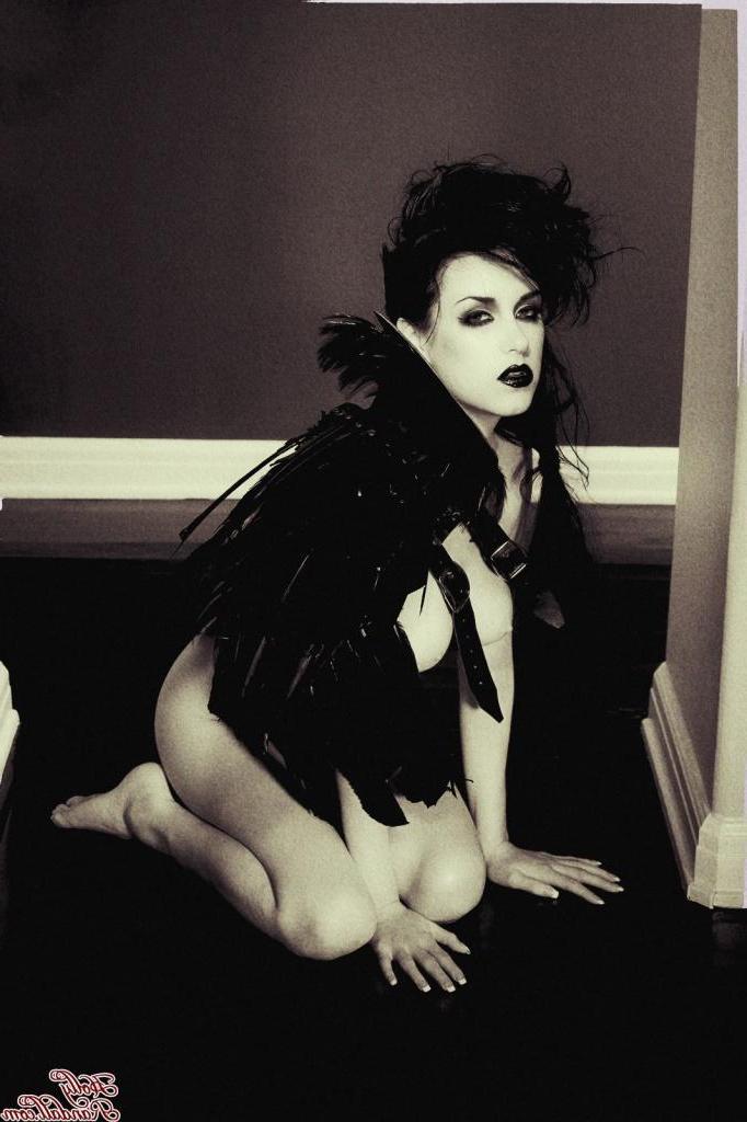 15P Gothic pinup model Heather Joy wishes you a frighteningly sexy Halloween