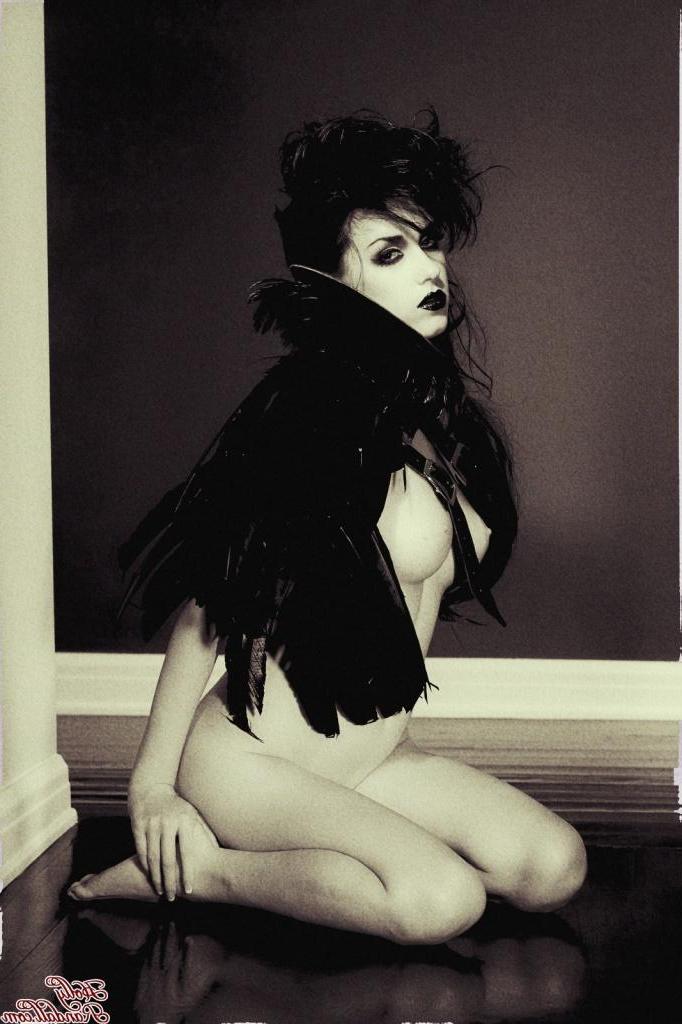 15P Gothic pinup model Heather Joy wishes you a frighteningly sexy Halloween