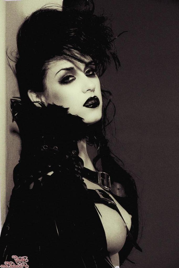 15P Gothic pinup model Heather Joy wishes you a frighteningly sexy Halloween