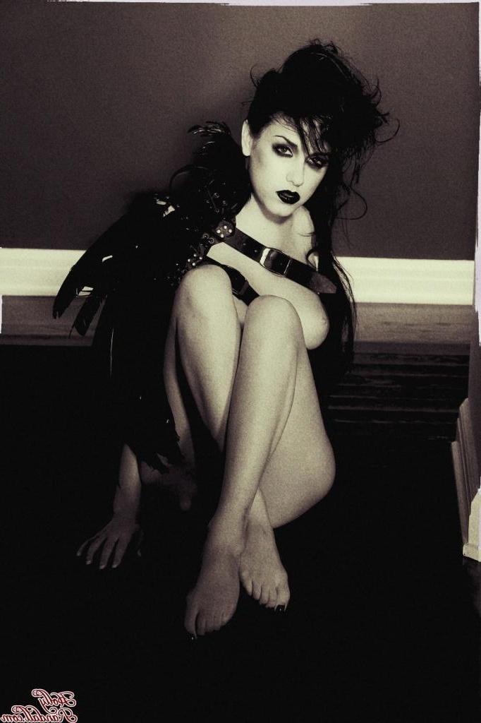 15P Gothic pinup model Heather Joy wishes you a frighteningly sexy Halloween