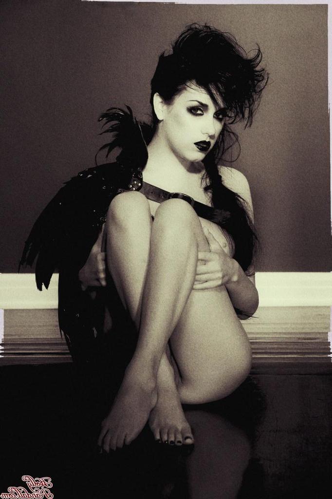 15P Gothic pinup model Heather Joy wishes you a frighteningly sexy Halloween
