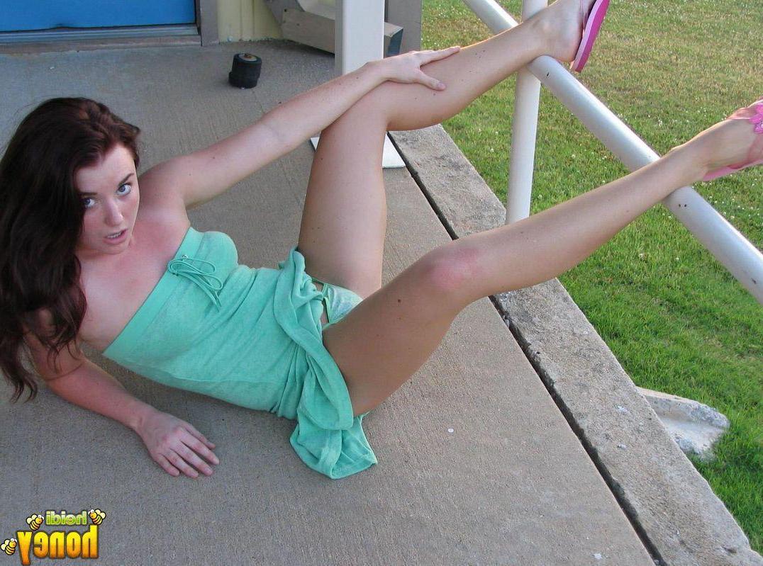 20P Pictures of Heidi being naughty in a park