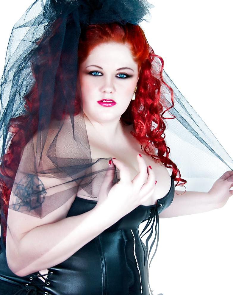25P Voluptuous Burlesque, Pin-up and Retro Women