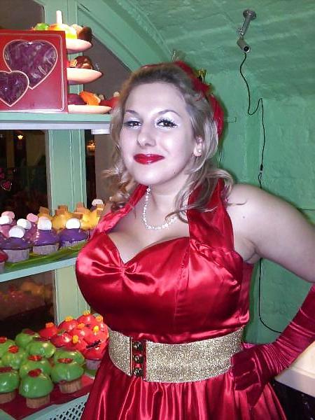 25P Voluptuous Burlesque, Pin-up and Retro Women