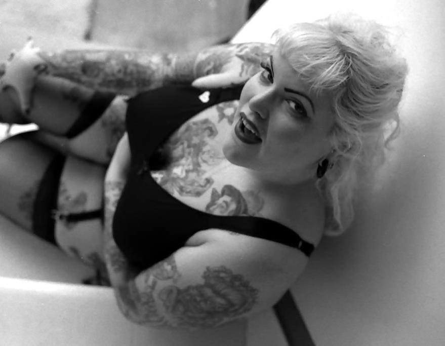 25P Voluptuous Burlesque, Pin-up and Retro Women