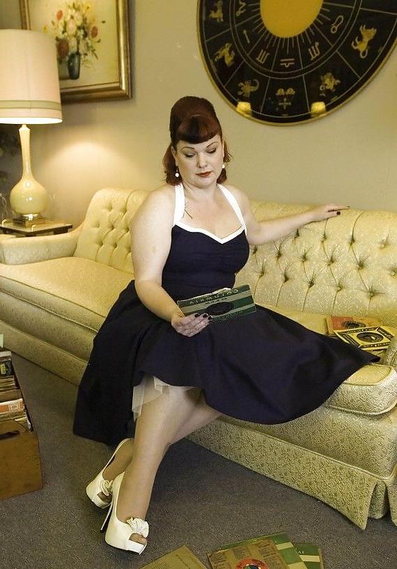 25P Voluptuous Burlesque, Pin-up and Retro Women