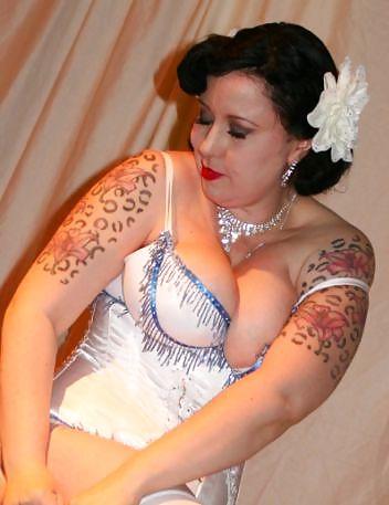 25P Voluptuous Burlesque, Pin-up and Retro Women