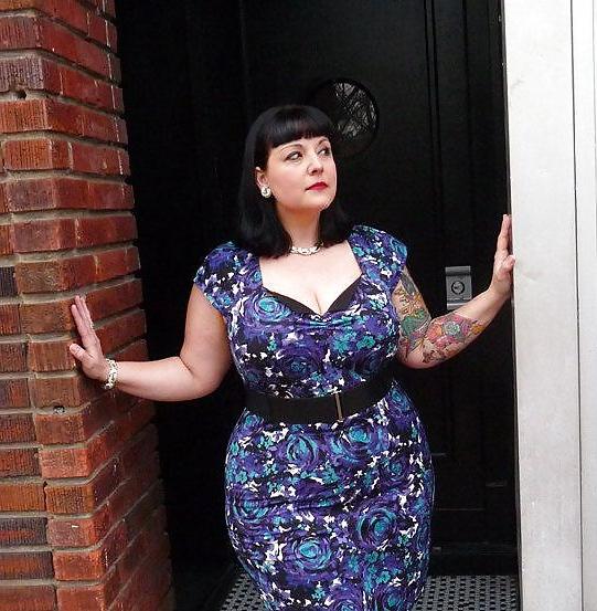 25P Voluptuous Burlesque, Pin-up and Retro Women