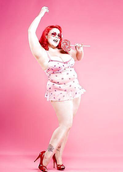 25P Voluptuous Burlesque, Pin-up and Retro Women