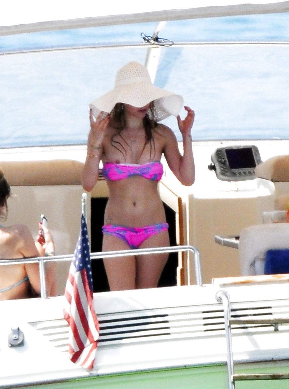 5P Avril Lavigne nip slip