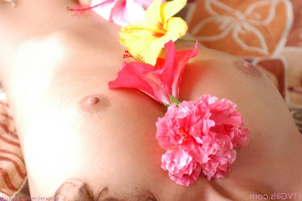 20P Pictures of Isabel showing her hot body