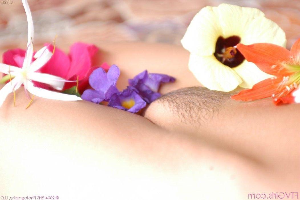 20P Pictures of Isabel showing her hot body