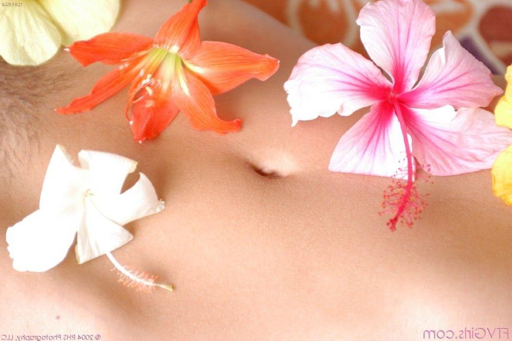 20P Pictures of Isabel showing her hot body