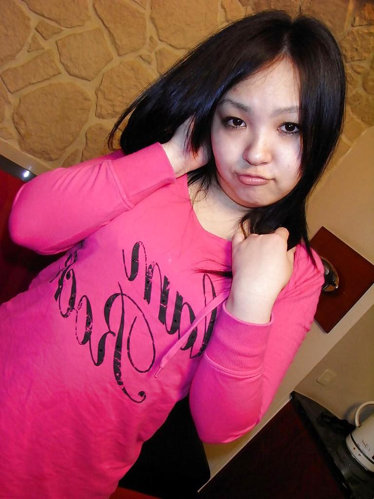 16P Asian gal Maya Yasuhara undressing and vibing her hairy gash
