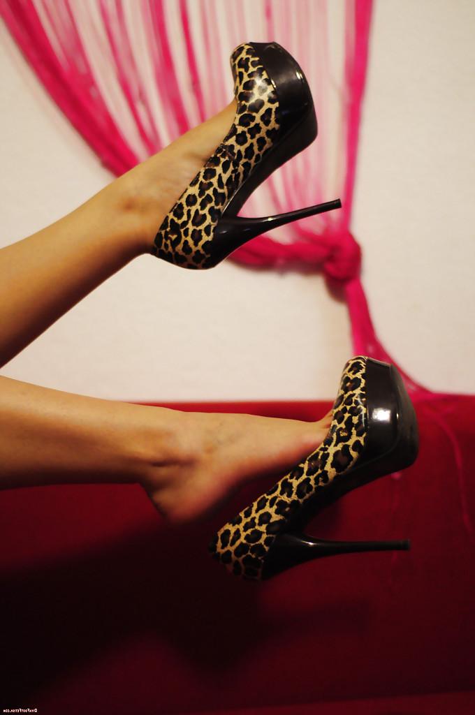 14P Stunning foot fetish babes are showing they feet on high heels