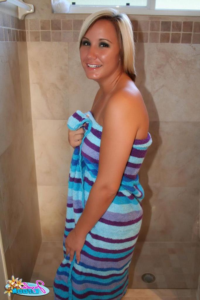 20P Pictures of Jayda Brook taking a hot shower