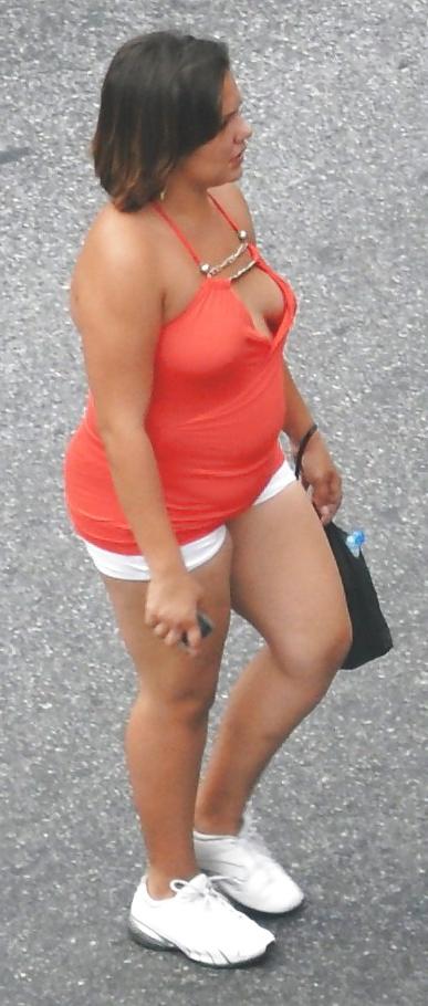 24P Harlem Girls in the Heat 114 - New York Cleavage Braless