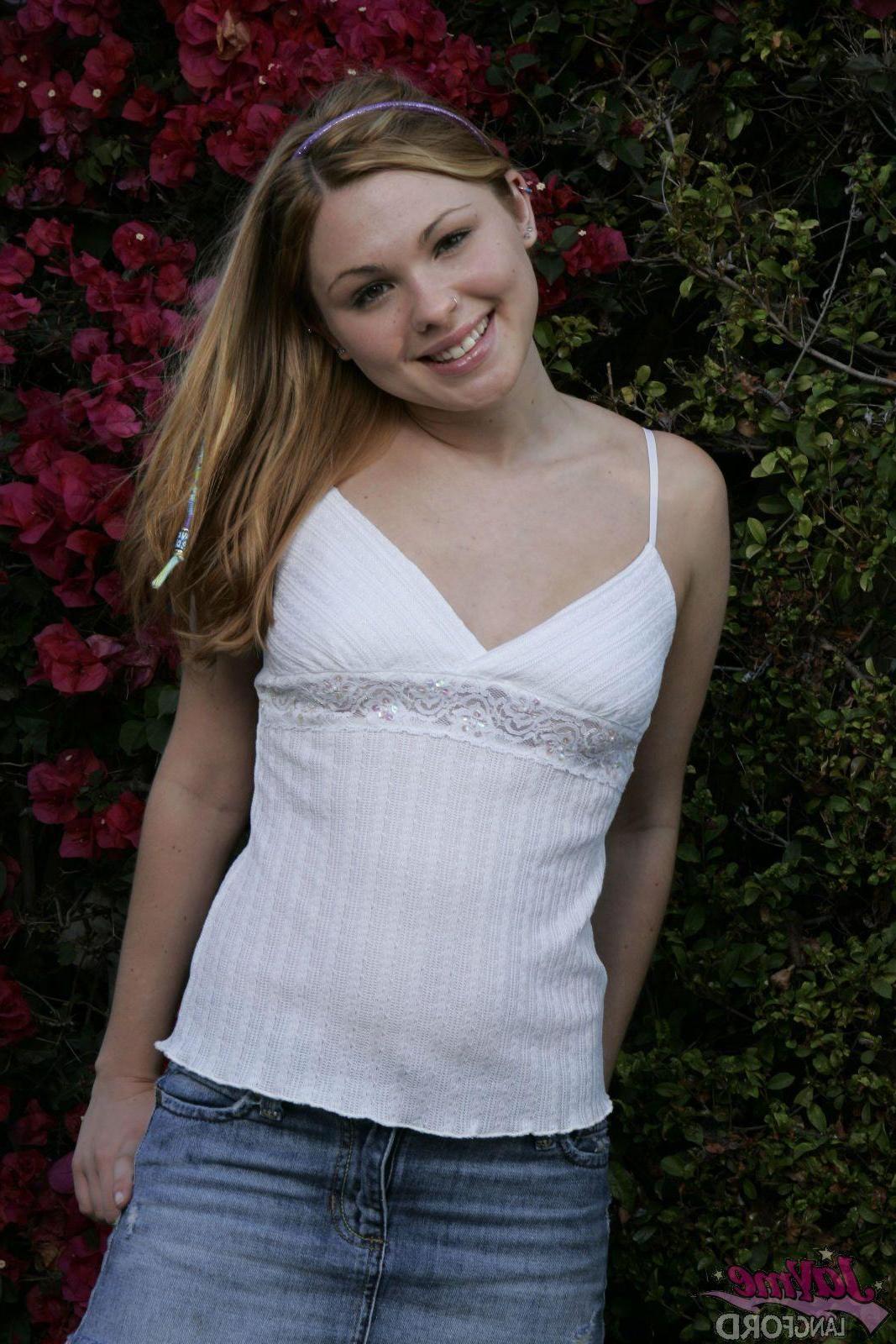 15P Pictures of teen amateur Jayme Langford showing you up her skirt