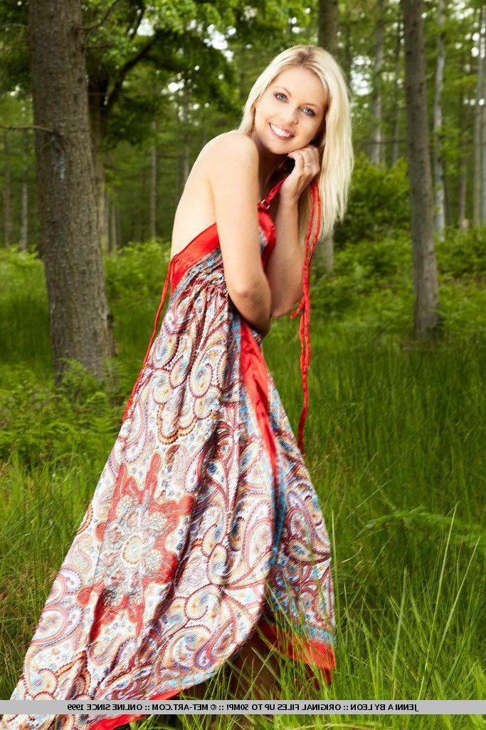 18P Pictures of Jenni A naked outside