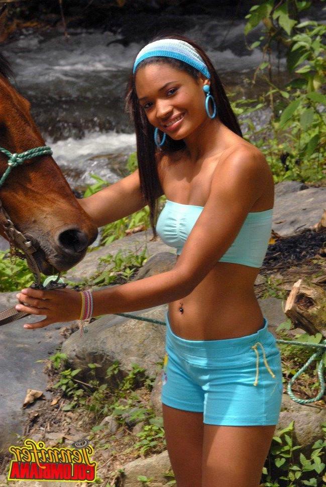 16P Pictures of Jennifer Colombiana outside enjoying nature