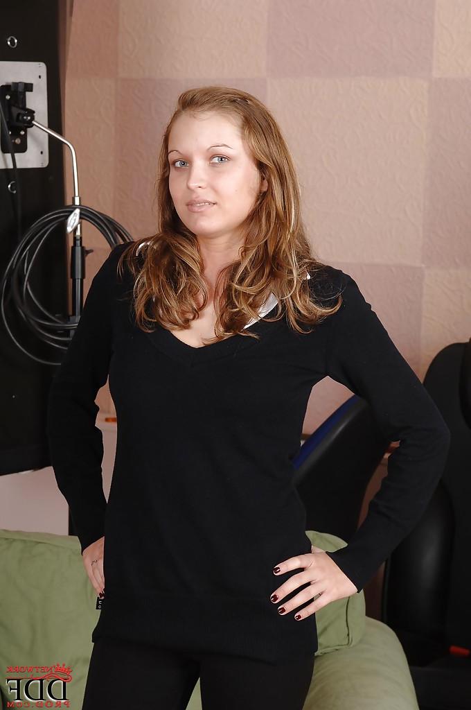 16P Ample-breasted babe with trimmed cooter undressing and posing naked