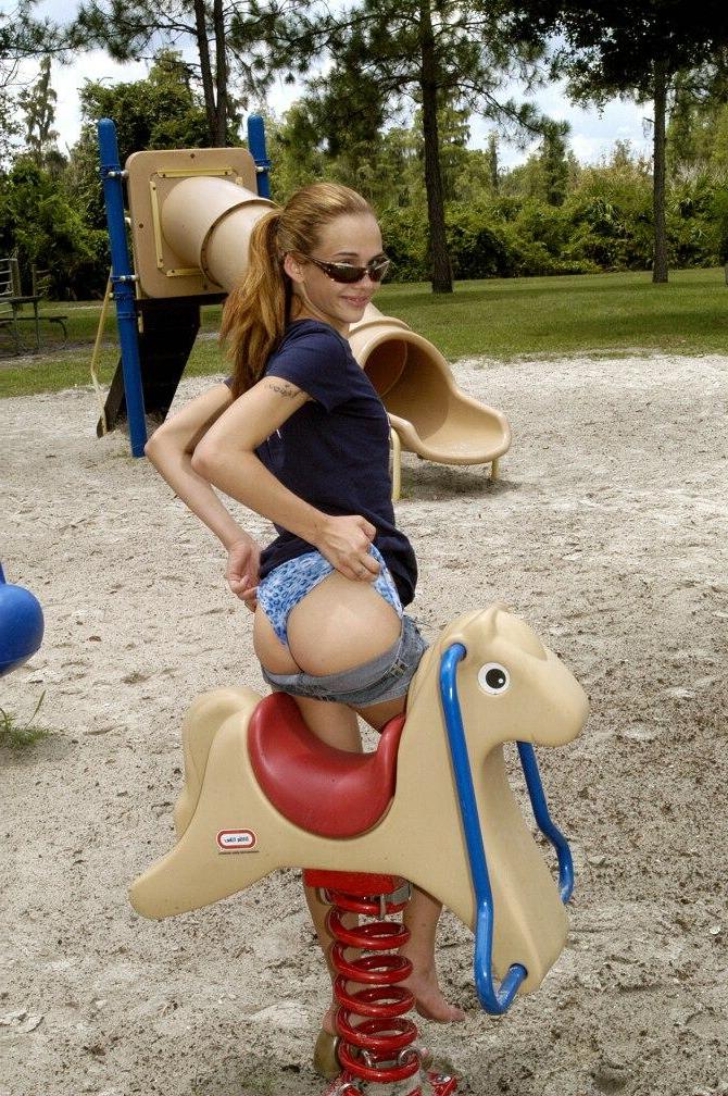 16P Pictures of teen model Jenny Heart exposing herself in a public park