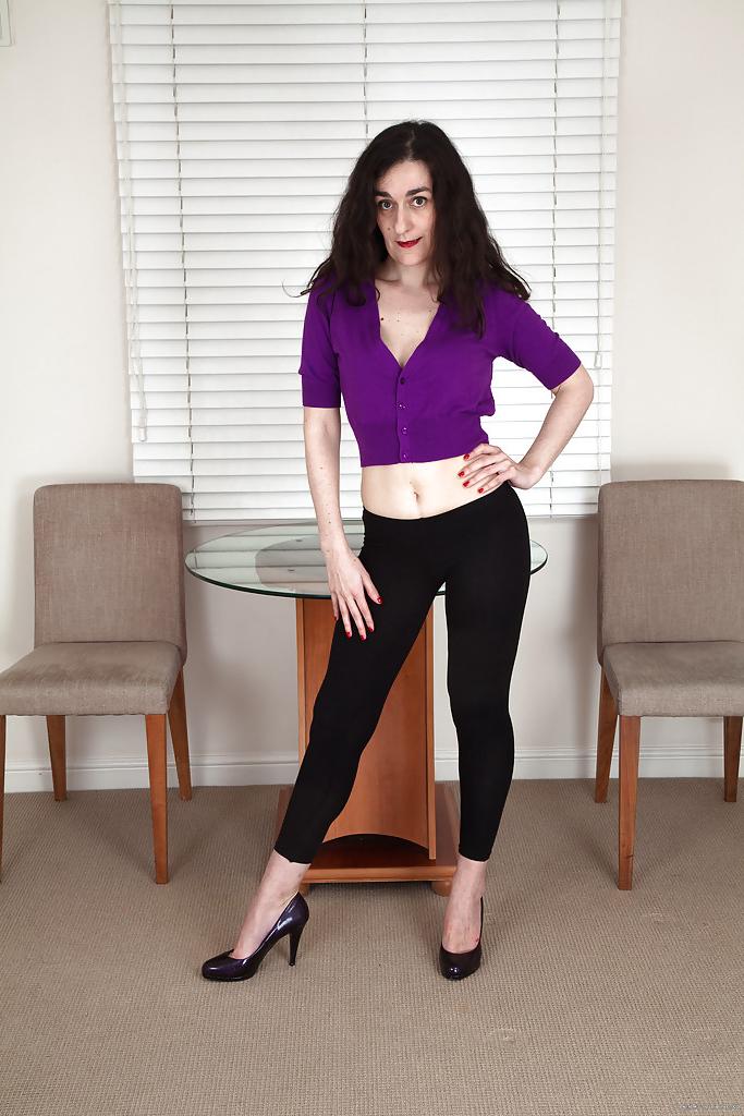 16P Gorgeous mature slut Rose Valentina is showing her hairy cunt