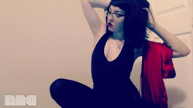 15P Pinup girl Jesse Caits gives you an artistic striptease