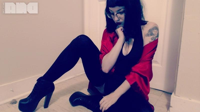15P Pinup girl Jesse Caits gives you an artistic striptease