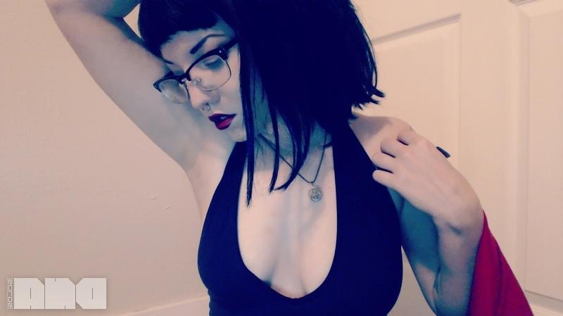 15P Pinup girl Jesse Caits gives you an artistic striptease