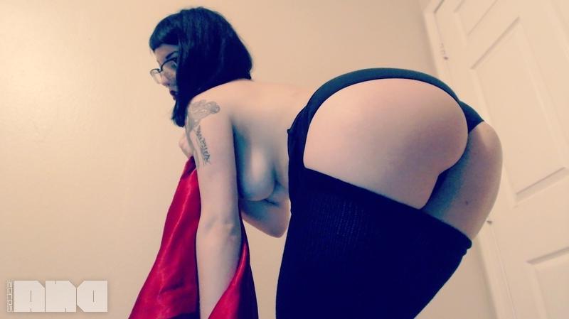 15P Pinup girl Jesse Caits gives you an artistic striptease